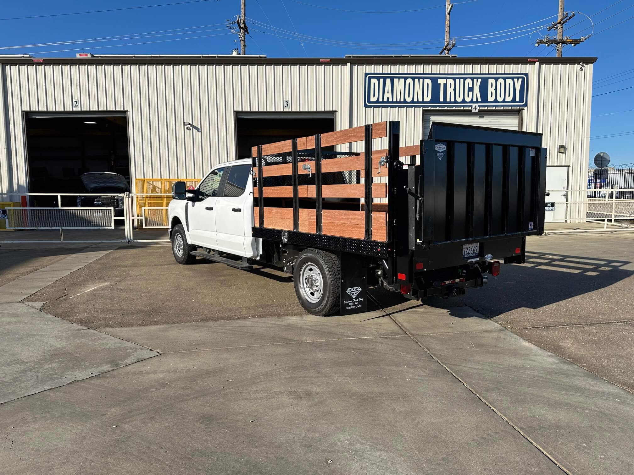 Flatbed truck body with 5 3/4 inch side rails and integrated rub guards for fleet use