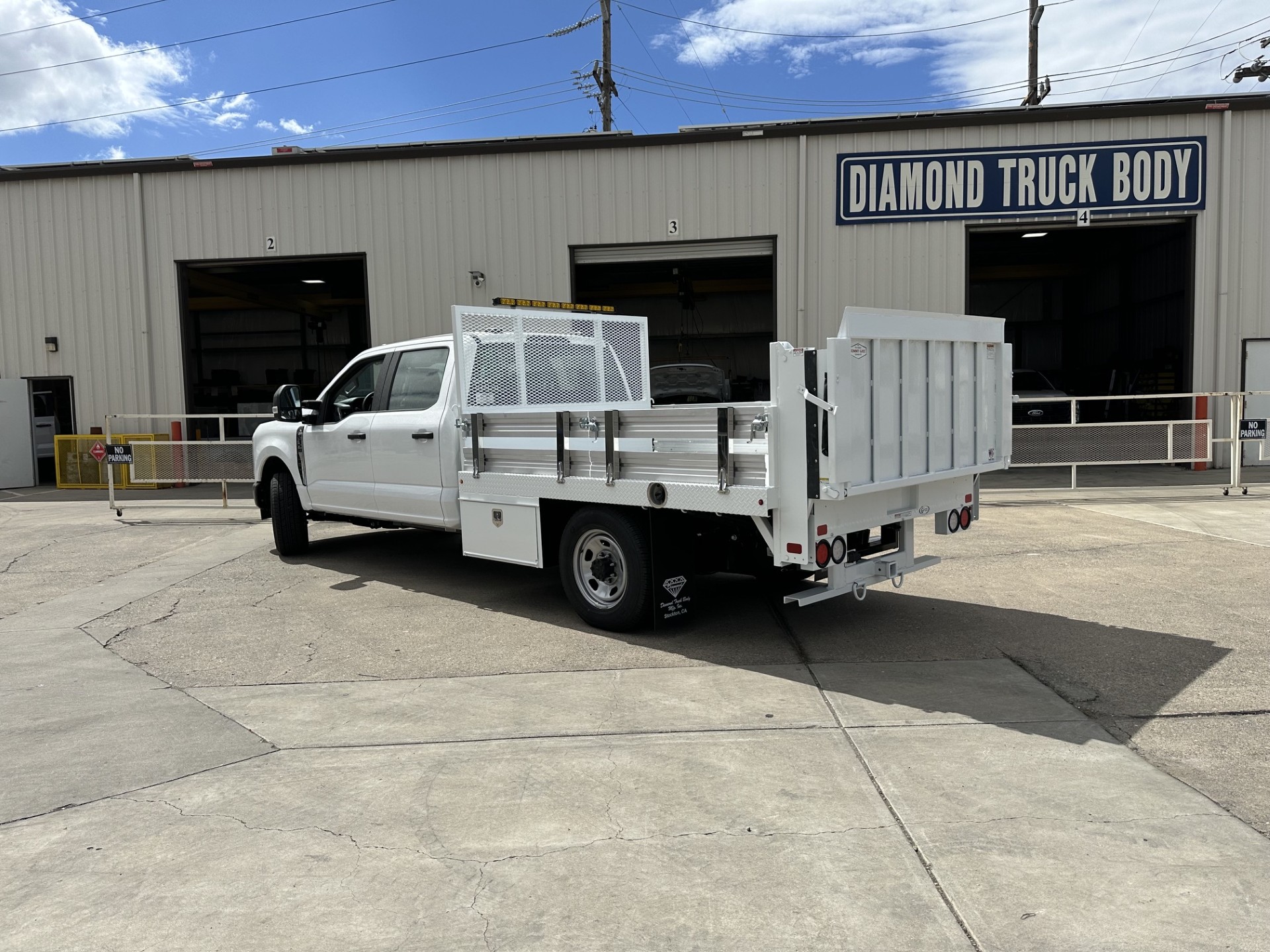 Ford F-350 flatbed with 1,600 lb Tommy Gate liftgate